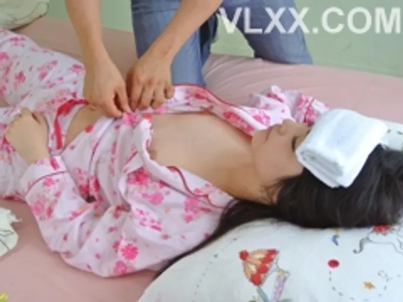 Anh ruột "chăm sóc" con ghệ đang bệnh